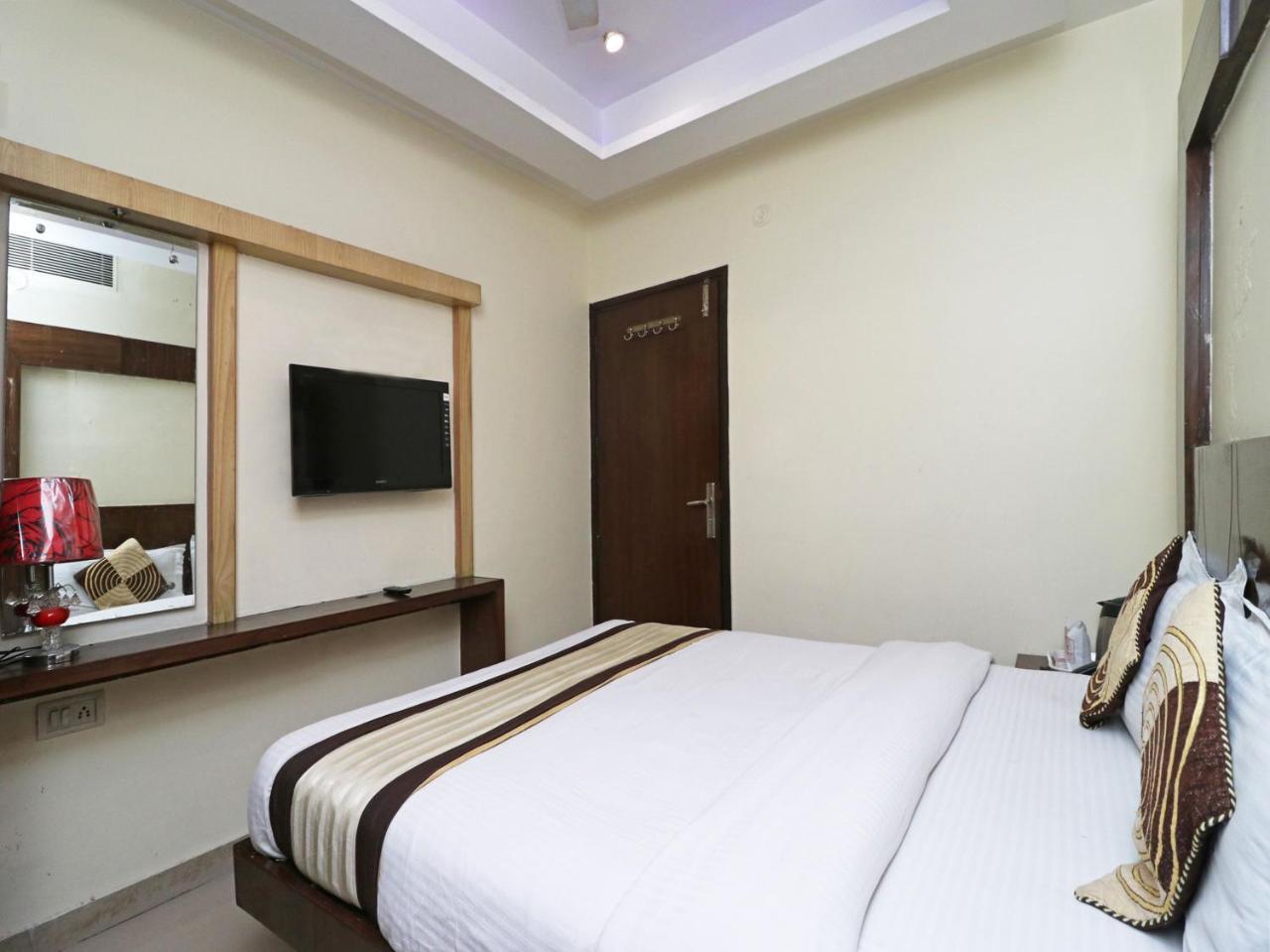 Hotel Guruvas Inn "Vaccinated Staff" New Delhi Exterior foto